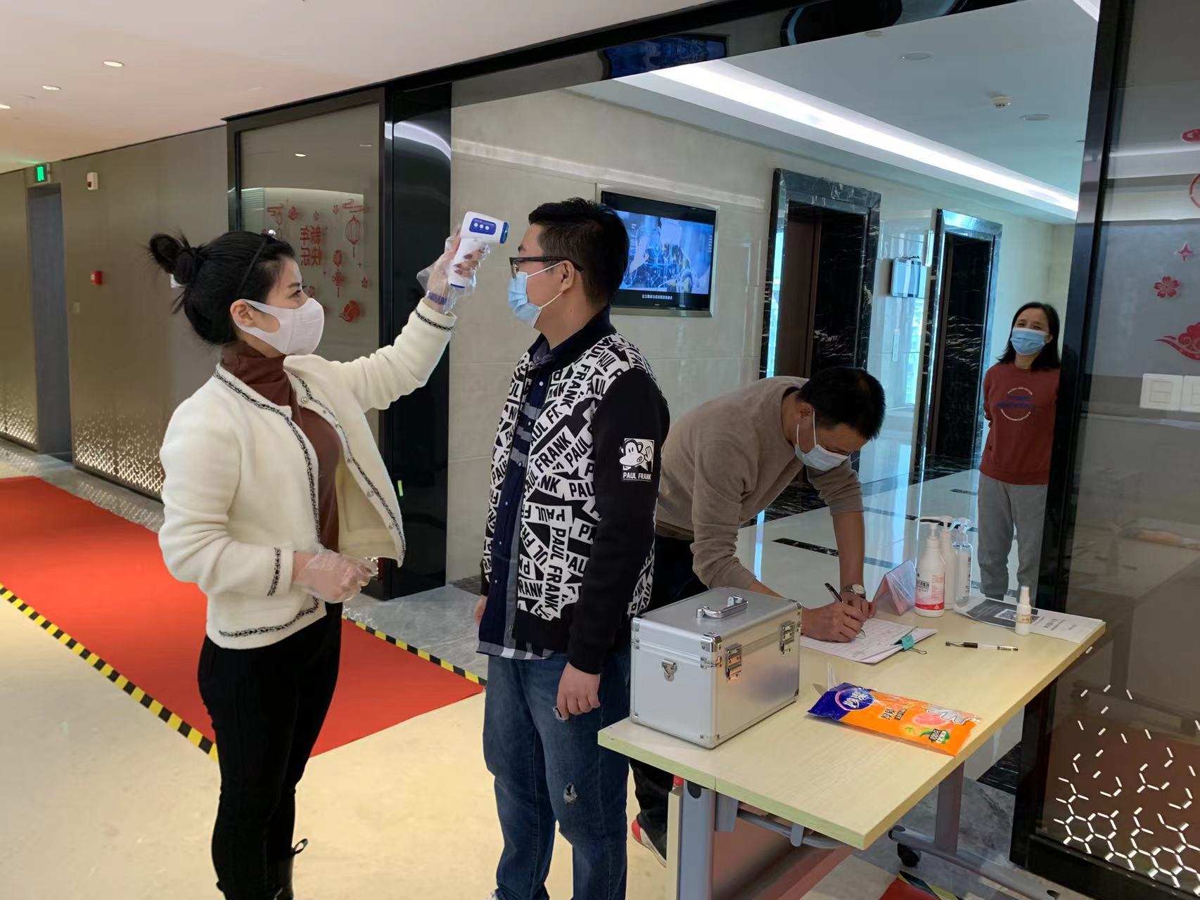 同心戰(zhàn)“疫” 共待花期