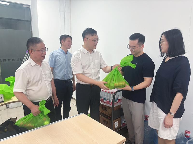 點(diǎn)滴關(guān)懷到一線!冶金物資開展高溫“送清涼”慰問